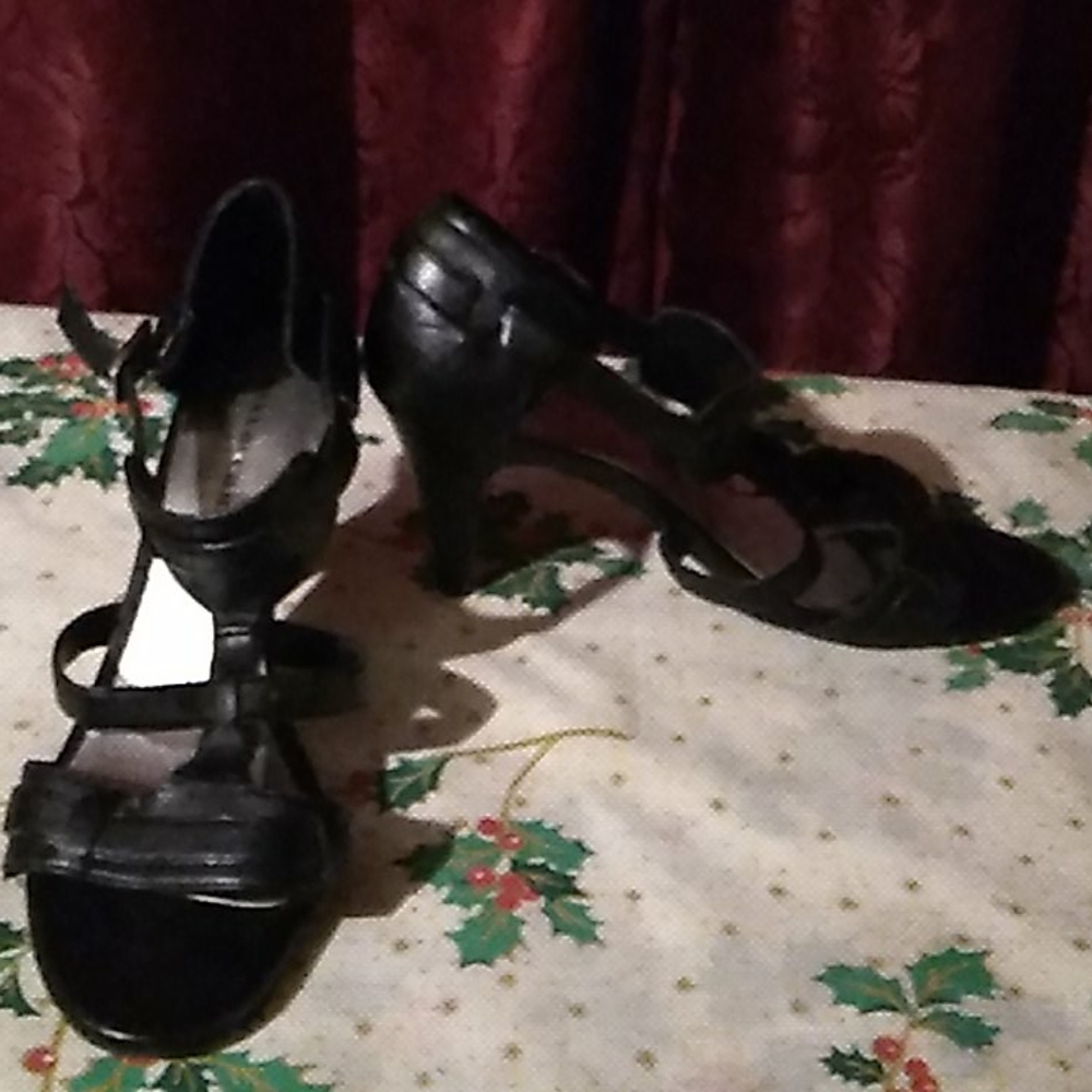 Shoes - Picture 3 of 4